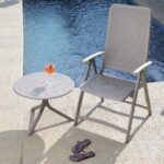 silla de playa plegable darsena color taupe junto a una piscina en chile