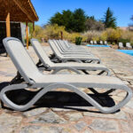 tumbona omega color taupe frente a una piscina en San Pedro de atacama