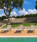 reposeras atlantico color taupe en un borde de piscina en bcasual.cl